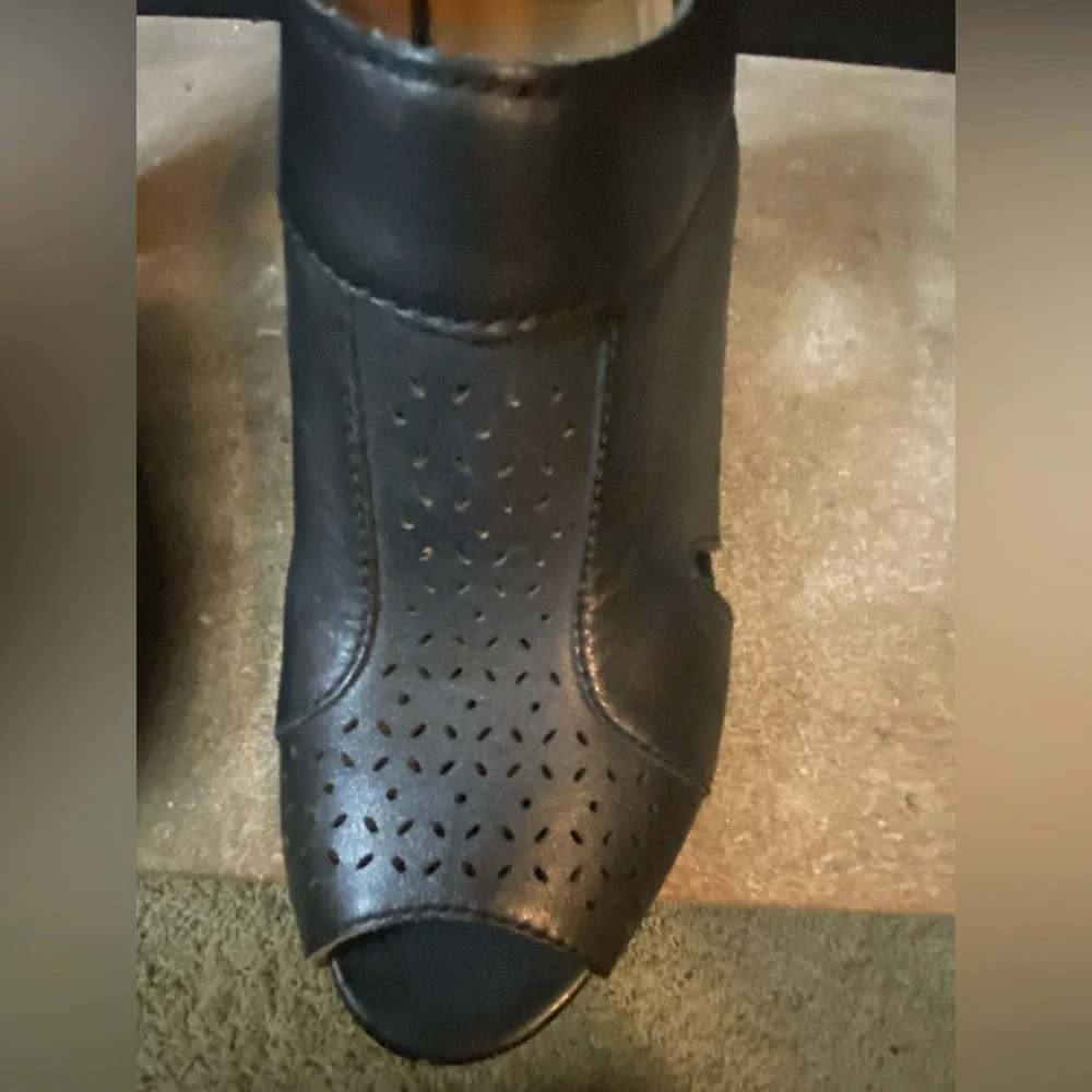 Clarks Chic Black  Leather Women's Cutout Heels memory foam size 8 - Picture 10 of 10